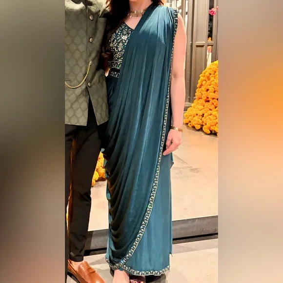 Elegant Emerald Green Saree Set - Women’s Medium - Picture 2 of 2